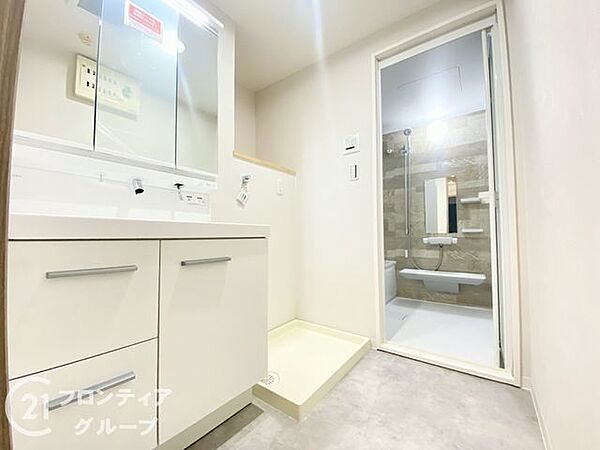 三面鏡付きの洗面化粧台ですので、たっぷりと収納いただけます。白を基調とした清潔感のある快適空間です。毎日の身支度も気持ち良くお使い頂けます！！