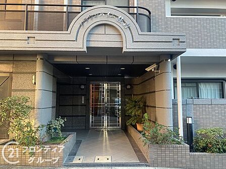 風格あるエントランスで、住む人に安心感を与えます