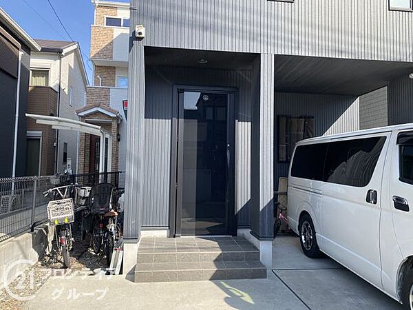玄関は家の顔とも言える大切なスペースで、訪れる人に温かい印象を与え家全体の雰囲気を引き立てます！住む人のセンスを感じさせ、収納力のある玄関で、靴や傘をすっきりと片付けられます