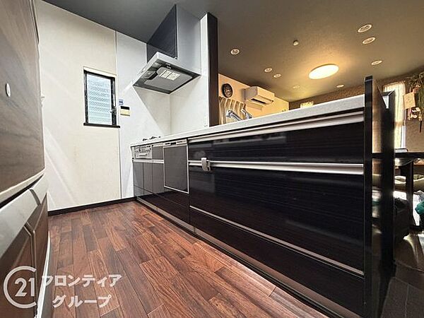 スタイリッシュなカウンターキッチンは、インテリアのアクセントになり、キッチン全体をおしゃれに演出します。