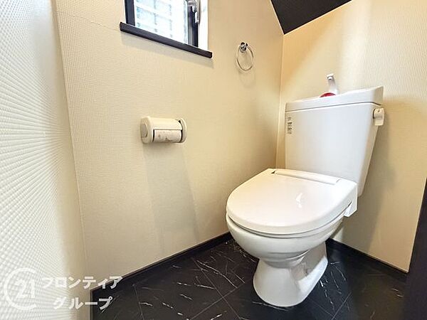 快適なトイレで、家族全員が気持ちよく利用できます。明るく開放的なトイレで、リラックスできる空間を提供しますスタイリッシュなデザインのトイレで、気分もリフレッシュ。おしゃれなトイレです
