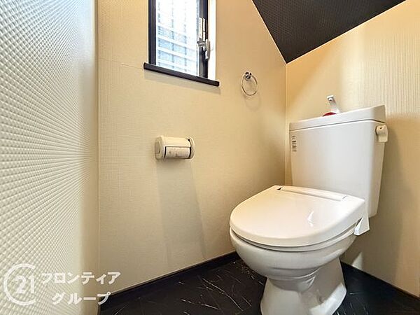 おしゃれなトイレで、インテリアとしても楽しめます。シンプルで落ち着いたデザインが、リラックスできる環境を作り出します。清潔感あふれるトイレで、毎日を快適に過ごせます。