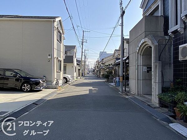 前道が広く、駐車も楽々できる便利な立地です。安全性を考慮した設計で、安心してお子様が遊べます。交通量が少なく、静かな前道で落ち着いた生活を提供します。広い道路で、駐車も楽々できる便利な立地です。