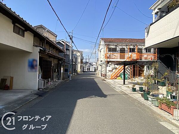 幅広い道路が確保されており、車の出入りがスムーズに行えます。周辺環境も整備されており、快適な生活をサポートします。車をお持ちの方も安心して快適な環境が整っており、日常の移動がスムーズです！