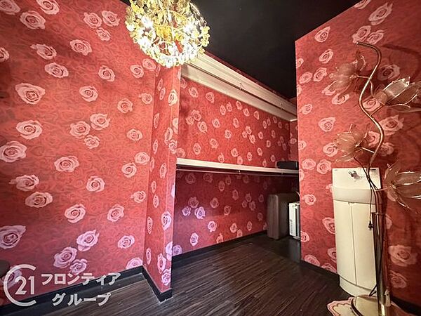 洋室は、広々とした空間で、家族や友人との時間を楽しむのにぴったりです。快適な居住空間を提供します。大きな窓からは自然光が差し込み、明るく開放的な雰囲気を演出します。