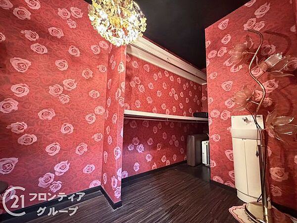 たっぷりの収納スペースがある子ども部屋は、おもちゃや本をスッキリと片付けられる便利な空間です。明るい色調でまとめられた子ども部屋は、元気いっぱいに遊べる楽しい空間です。
