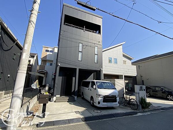 前面道路は閑静な住宅地をはしる車通りの少ない道路。お車の出し入れが苦手なママや小さなお子様にも安心ですね。しっかり舗装もされているので、ベビーカーや自転車で通っても快適に通行できます。
