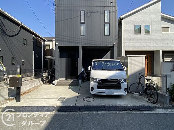 前道が整備されており、快適なアクセスを実現します。交通量の少ない環境で、静かに暮らせる住まいです。