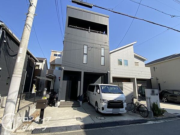 前道が広々としており、来客時にも安心して駐車できます。整備された道路で、車の出し入れがスムーズです。