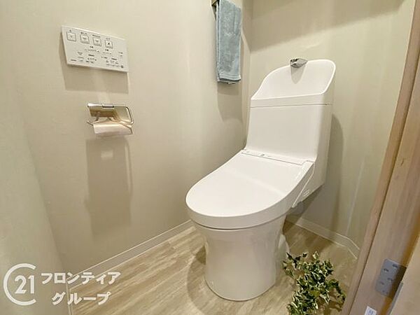 温水洗浄付きのトイレは、清潔で快適な使用感を提供し、毎日の生活をより便利で心地よくします。リラックスできる空間を作り出します