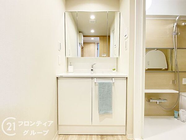 三面鏡の洗面台は、広い視野で身だしなみを整えやすく、収納力も豊富でスッキリとした空間を提供します！
