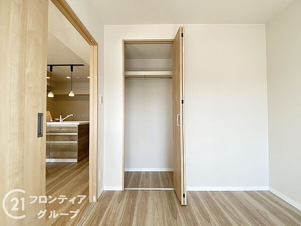毎日の片付けがスムーズになる、使いやすい収納です。収納スペースが豊富にあるため、日常の物を効率よく整理整頓できます。片付けが楽しくなる工夫が満載で、快適な生活を実現します。