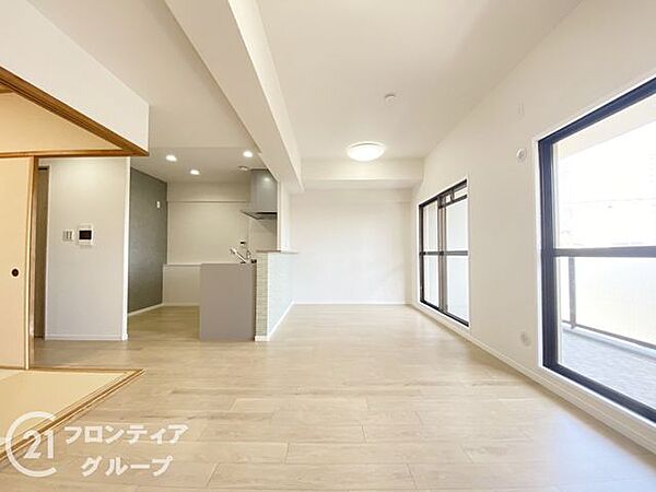 リフォーム済みのリビングは、洗練されたデザインと快適な空間が広がり、家族の集う場所にぴったりです！