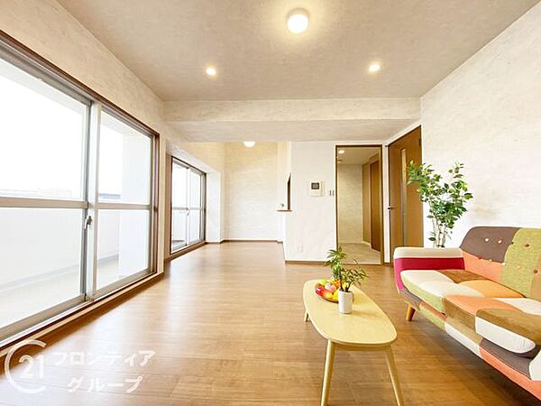 リビングは、家族や友人との時間を楽しむのに最適な広さです。明るく快適な居住空間を提供します。家族団らんの時間をゆったりと過ごせます！