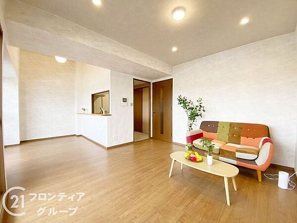 オープンな空間が、広々とした印象を与えます。リビングは、落ち着いた色合いのフローリングが特徴です。家族の時間を大切にする理想的な空間ですね。
