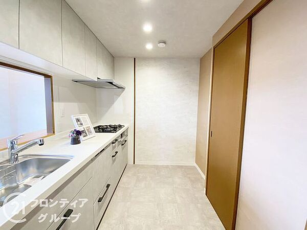3口コンロ付きのキッチンは、調理の効率が良く、同時に多くの料理を作れる便利で機能的な空間です。対面式キッチンは、家族のコミュニケーションを育み、子育て家族にも好適です！