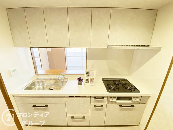 3口コンロ付きのキッチンは、調理の効率が良く、同時に多くの料理を作れる便利で機能的な空間です。対面式キッチンは、家族のコミュニケーションを育み、子育て家族にも好適です！