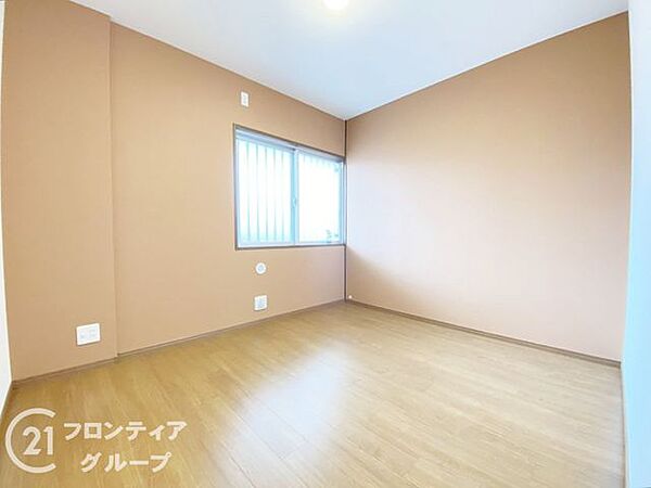 快適な寝室は、静かで落ち着いた雰囲気があり、毎日の疲れを癒す贅沢な時間を提供し、質の良い睡眠を促します！窓があり、快適に過ごせるお部屋です。