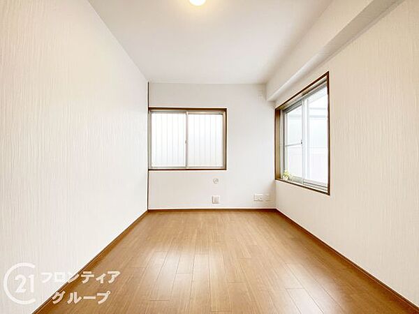 広々としたスペースの子ども部屋は、遊びや勉強に最適で、快適な居住空間を提供します。窓からの光の差し込みはお子様の生活を温かく包みます。明るく清潔感のある居室で勉強もはかどります！