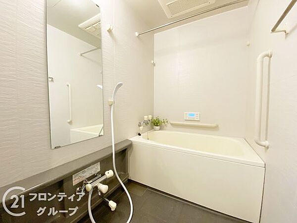 機能的で清潔なバスルームで、快適な生活を実現します。毎日の疲れを癒すリフレッシュタイムをお楽しみください。白を基調とした爽やかな空間です