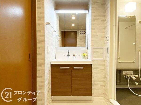 三面鏡の洗面台は、広い視野で身だしなみを整えやすく、収納力も豊富でスッキリとした空間を提供します！快適な洗面所で、家族全員が気持ちよく使えます！