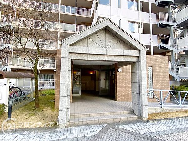 マンションのエントランスは、住まう方々を迎える洗練された空間です。日常の出入りを快適にするための工夫がされています。住む人を優しく迎え、訪れる人にも心地よい印象を与える魅力的な空間です！