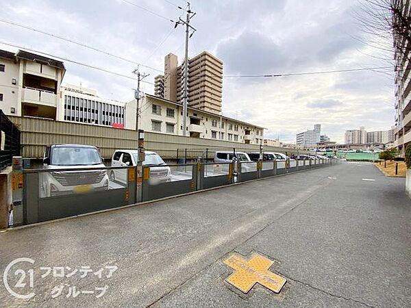 広々とした駐車場は、車の出し入れがスムーズで快適です。安心して利用できる環境が整っています。アクセスしやすい場所にあり、日常の移動をサポートします。