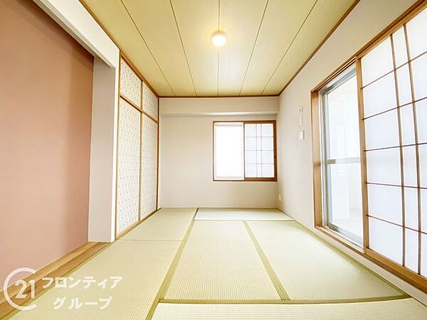 広々とした和室で、家族団らんのひとときをお楽しみください。畳の香りが漂う和室で、心安らぐひとときを過ごし、伝統的な和室で落ち着いた雰囲気を楽しむことができます