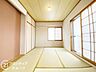 和室：広々とした和室で、家族団らんのひとときをお楽しみください。畳の香りが漂う和室で、心安らぐひとときを過ごし、伝統的な和室で落ち着いた雰囲気を楽しむことができます