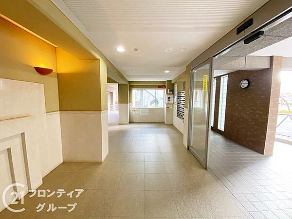 シンプルなロビーですが、住む人にとって居心地の良い空間を提供します。住む人が快適に過ごせるよう配慮されています