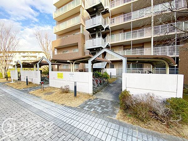 駐輪場は、住民の皆様の自転車を安全に保管できるスペースです。広々とした設計で、出し入れがしやすく、使い勝手が良いです。アクセスしやすい場所にあり、日常の移動をサポートします。