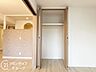 室内：季節物もすっきり片付けられる、たっぷり収納です。衣替えの際にも困らない大容量の収納スペースがあり、季節ごとのアイテムをスムーズに整理できます。快適な生活をサポートします。