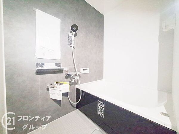 落ち着いた色合いは、心を穏やかにし、リラックスタイムをより豊かにする素敵な選択です。清潔感あふれるバスルームで快適な時間をお過ごしください。