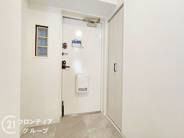 住まいの顔となる玄関は、明るく清潔感溢れる空間です。ゆとりある広さを確保しており、ご家族やゲストを心地よく迎え入れます。毎日の帰宅が楽しみになるような、開放的で落ち着きのある佇まいが魅力です。