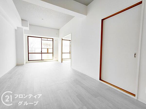 明るく開放感あふれるリビングは、家族が集う安らぎの空間。窓から差し込む陽光が、室内を温かく包み込みます。家具の配置もしやすく、ライフスタイルに合わせた自由な空間づくりが楽しめます。