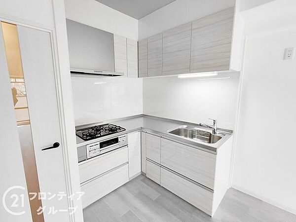 体の向きを変えるだけでシンクとコンロに手が届く、作業動線の良さがL型キッチンの魅力。広々としたワークトップは、複数人での料理も快適に楽しめます。毎日の家事がぐっとスムーズに、楽しくなる設計です。