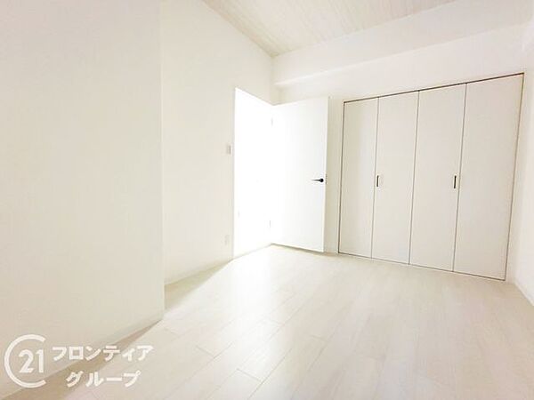 明るい光が差し込む洋室。お子様の学習机やベッドを置いてもゆとりある広さです。自分だけの特別な空間は、自立心や想像力を豊かに育みます。心地よい日差しの中で、健やかな毎日を。