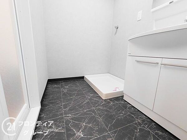 洗面室内に洗濯機置場を完備。脱衣から洗濯、乾燥までの一連の動作が短い動線で完結するため、毎日の家事負担を軽減できます。キッチンなど他の水回りとの距離も近く、効率的な家事ワークをサポートします。