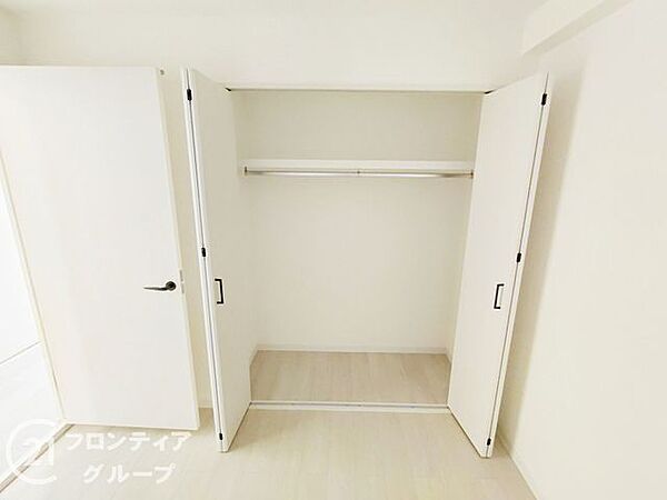 家族全員の荷物を一手に引き受ける頼もしい収納力。お子様の着替えや学用品も一箇所にまとめやすく、自立心を育む整理習慣にも役立ちます。ライフステージの変化に合わせて、長く快適に使い続けられる仕様です。