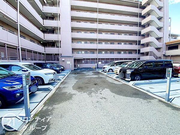 ゆとりある広さを確保した敷地内駐車場です。お車の出し入れがスムーズな設計で、日々の送迎や買い出しも快適。防犯面や管理体制も整っており、大切なお車を安心して保管いただけます。空き状況はお問合せください。