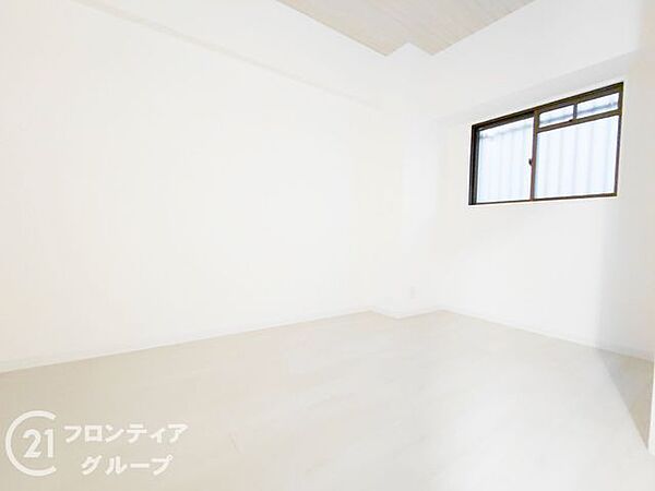 家具の配置がしやすいシンプルな形状の洋室です。寝室としてはもちろん、デスクを置いてテレワークスペースや趣味の部屋としても活用できる、ライフスタイルに合わせた自由度の高い空間となっています。