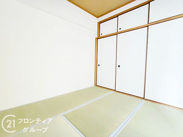 客間としてはもちろん、お子様の遊び場や家事スペース、お昼寝時にも重宝する便利な空間です。フローリングとは異なる、畳ならではの心地よい香りと柔らかな質感が、日々の暮らしに安らぎをプラスしてくれます。