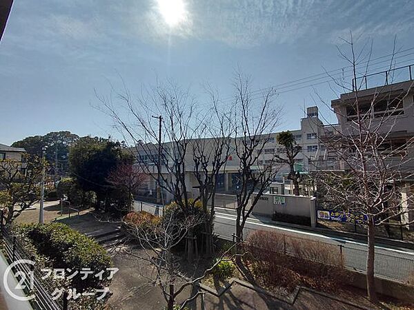 目の前に広がる開放的な景色は、この住まいならではの贅沢な空間です。移りゆく空の色や街の灯りを眺めながら、心安らぐ穏やかなひとときをお過ごしいただけます。日々の疲れを癒やす特別な特等席をご体感ください。