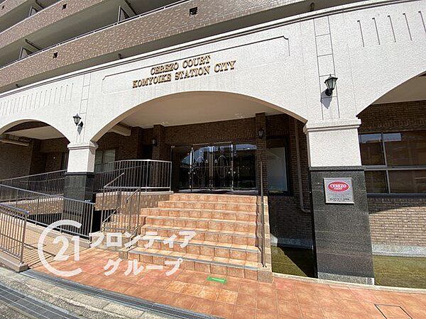 マンションのエントランスは、住まう方々を迎える洗練された空間です。日常の出入りを快適にするための工夫がされています。