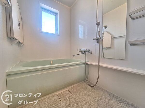 浴室は、明るく清潔感のあるデザインで、毎日の入浴が楽しみになります。快適な空間を提供します。
