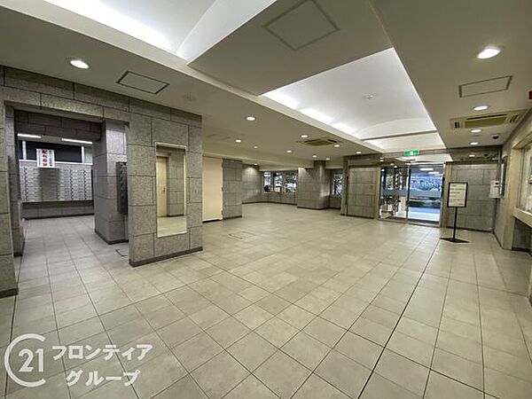 シンプルながらも機能的なロビーで、住む人が快適に過ごせるよう配慮されています