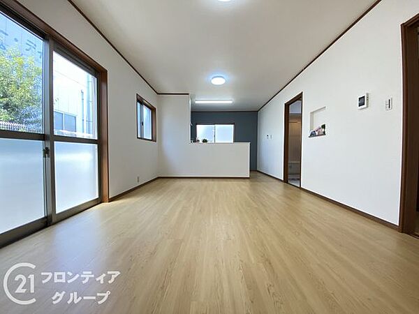 窓から差し込む光で家族を温かく包み込みます。明るいリビングで子育てする喜びを！いつでも見学可能です！