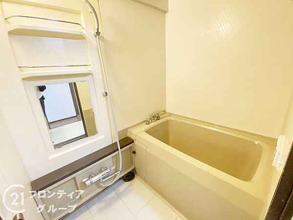 ゆったりと脚を延ばして、1日の疲れを癒せます。落ち着いた色合いは、心を穏やかにし、リラックスタイムをより豊かにします。