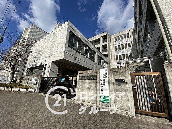 堺市立新湊小学校 徒歩10分。 740m
