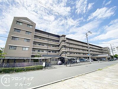 外観：シンプルながらも存在感のあるマンション外観は、住む人を魅了し、日常に特別な時間をもたらします。都会的なデザインが魅力で、住む人に誇りを与える空間です